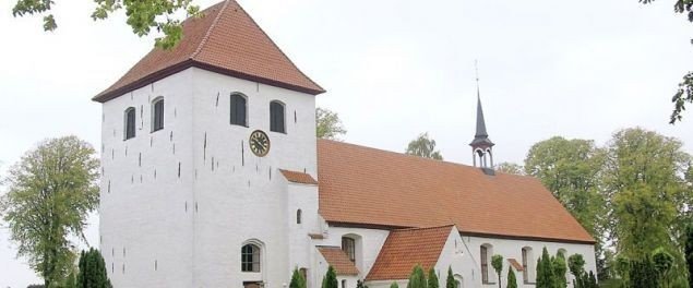 Ulkebøl Kirke -der med sine cirka 580 siddepladser hører til blandt landets største landsbykirker.