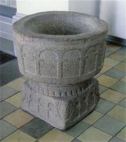 Døbefonten fra 1200-tallet, er en senromansk granitfont